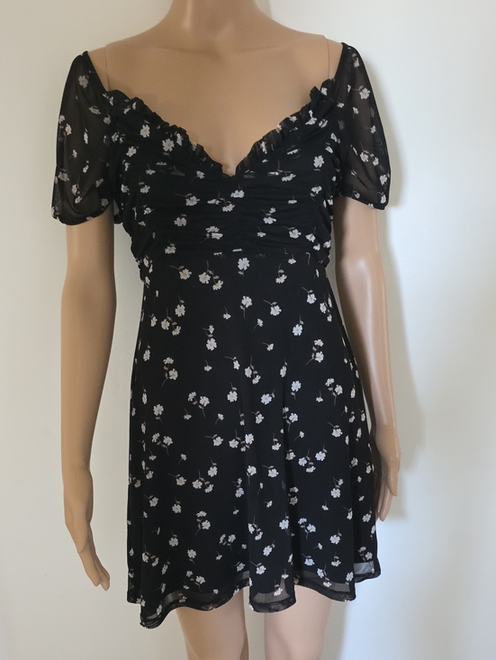 Derek Heart Dresses & Skirts - Black Floral Short Dress with Sweetheart Neckline Size M